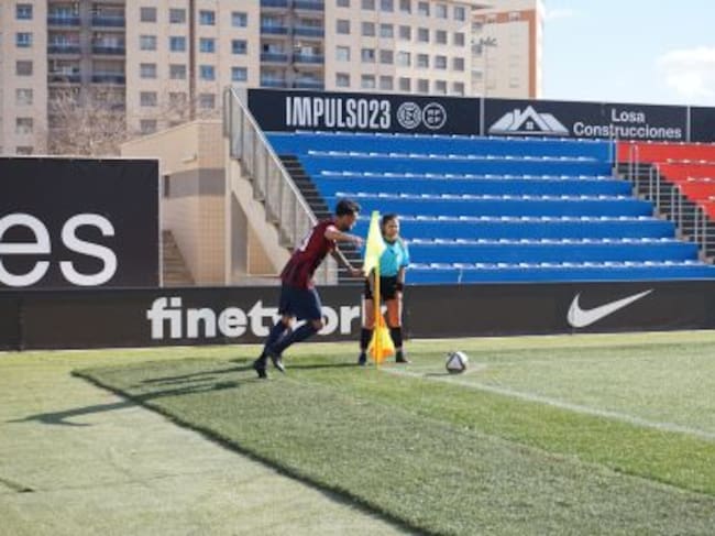 Juanma Acevedo lanza un córner