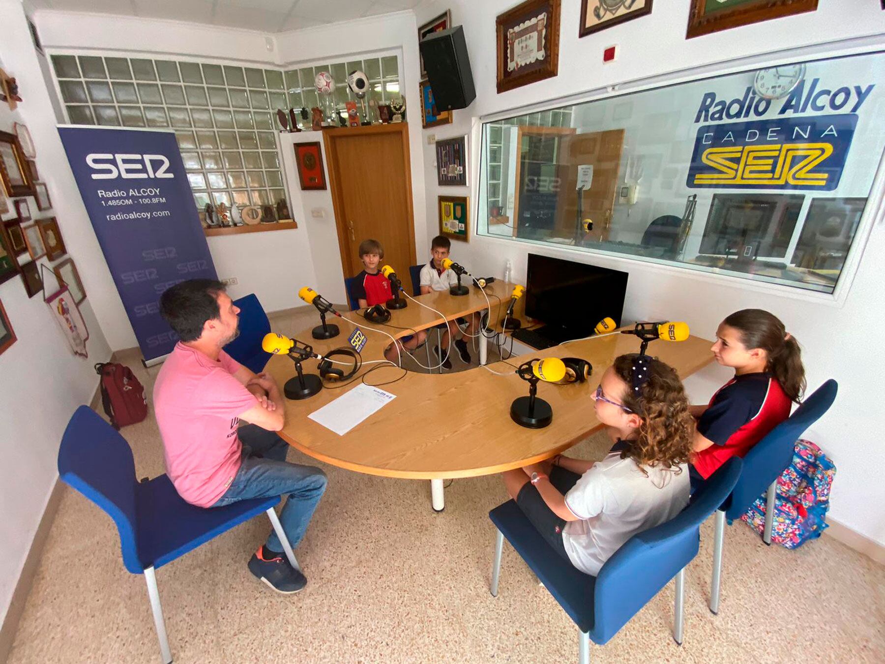 Los alumnos participantes en el proyecto durante su entrevista en Radio Alcoy con nuestro compañero Ismael Mayor