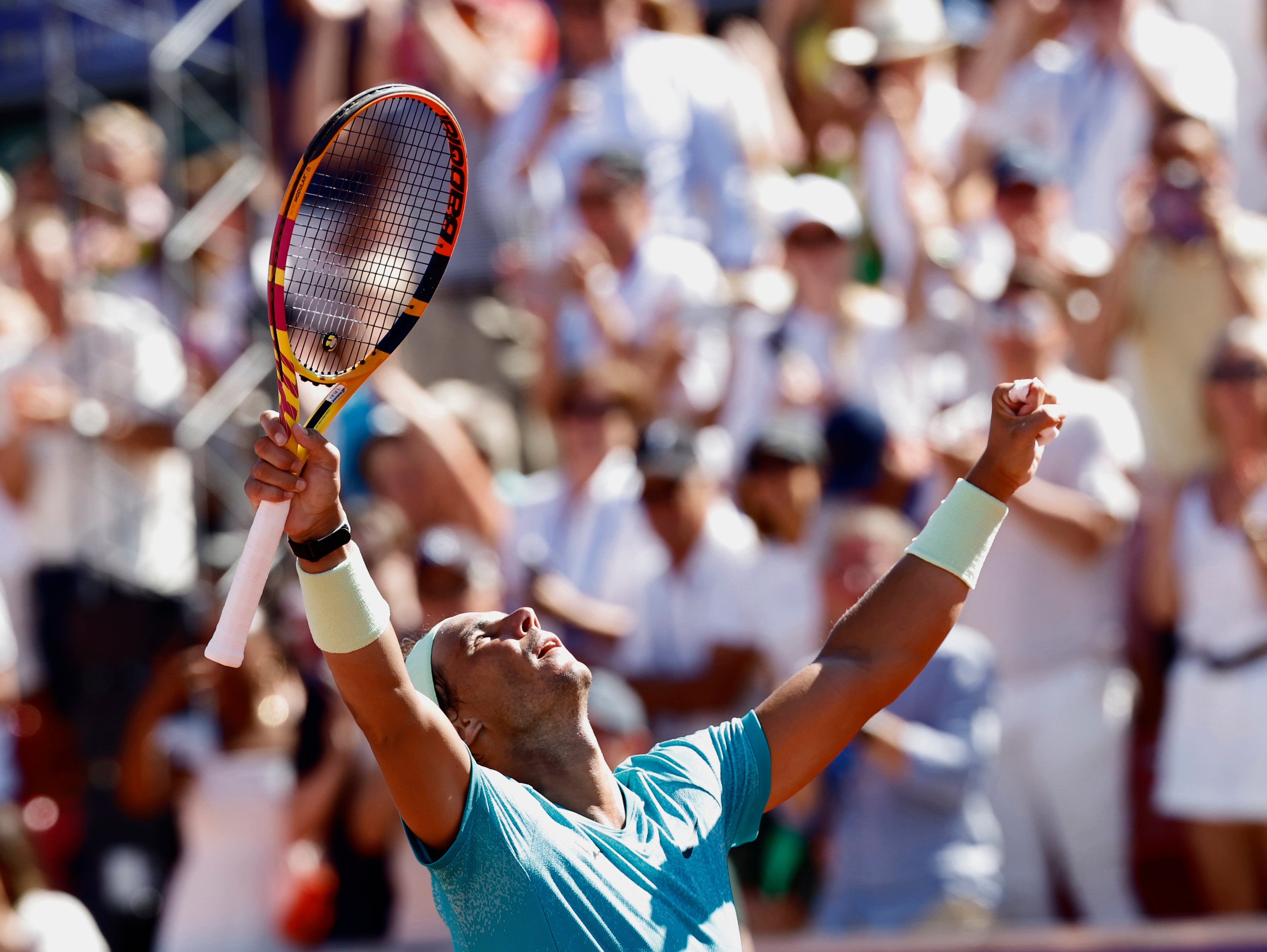 Rafa Nadal alza los brazos tras proclamarse finalista en Bastad