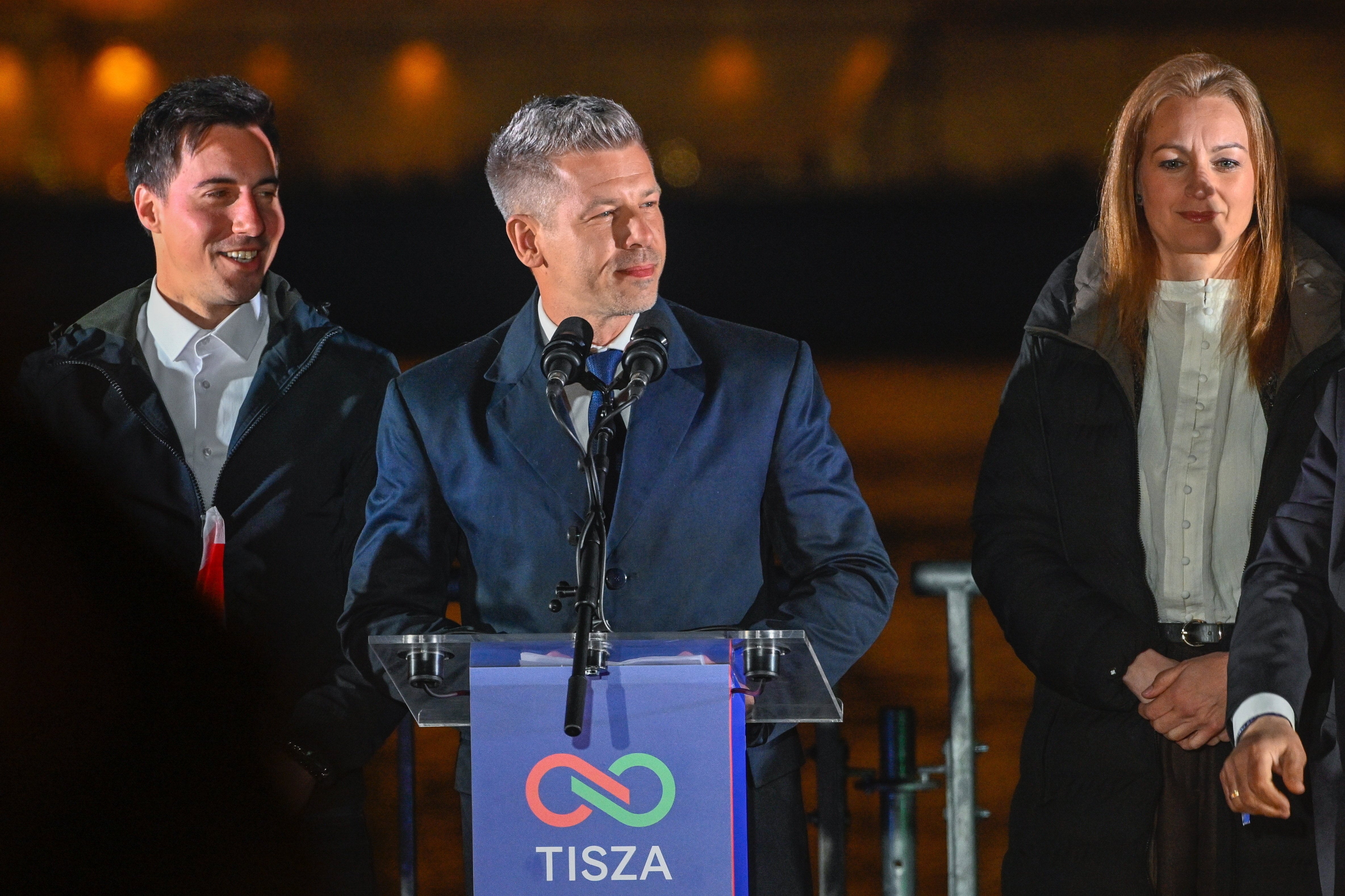 El ganador de las elecciones de Hungría, Péter Magyar, durante su comparecencia anoche frente al Parlamento una vez que el recuento confirmó su victoria
