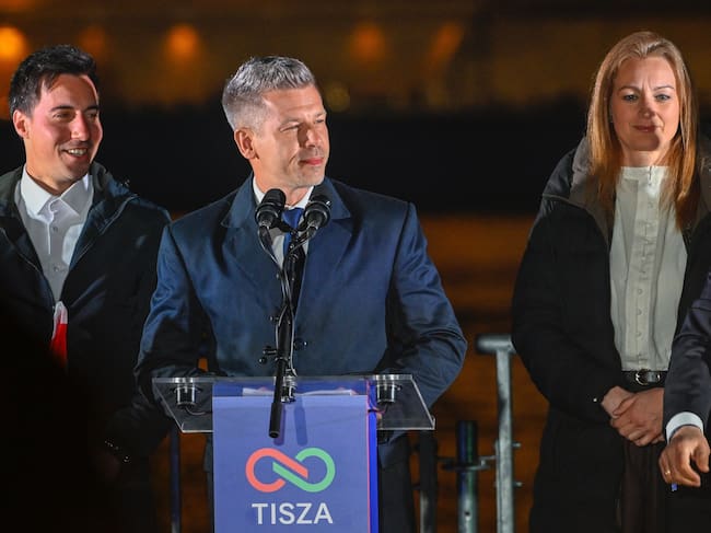 El ganador de las elecciones de Hungría, Péter Magyar, durante su comparecencia anoche frente al Parlamento una vez que el recuento confirmó su victoria