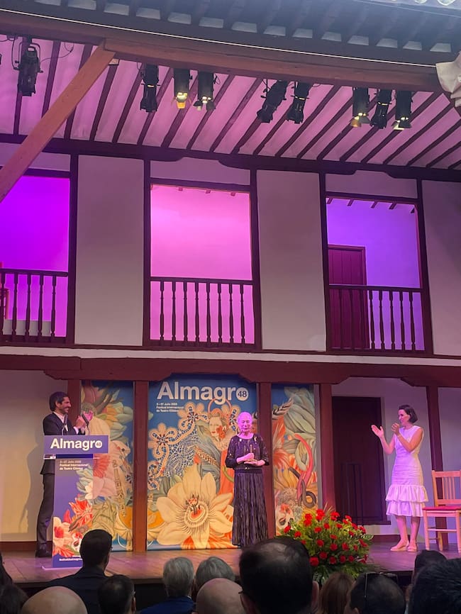 El público aplaude a la bailaora Cristina Hoyos tras recibir el Premio 'Corral de Comedias'