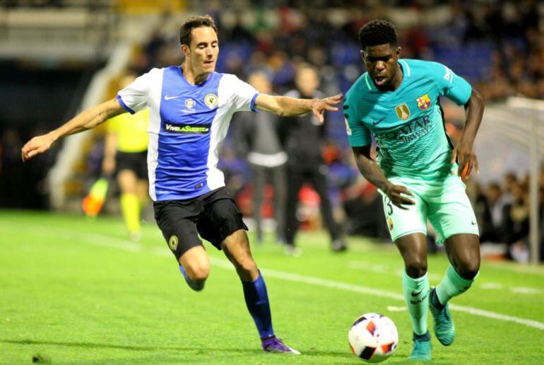 David Mainz intenta frenar al jugador del Barça