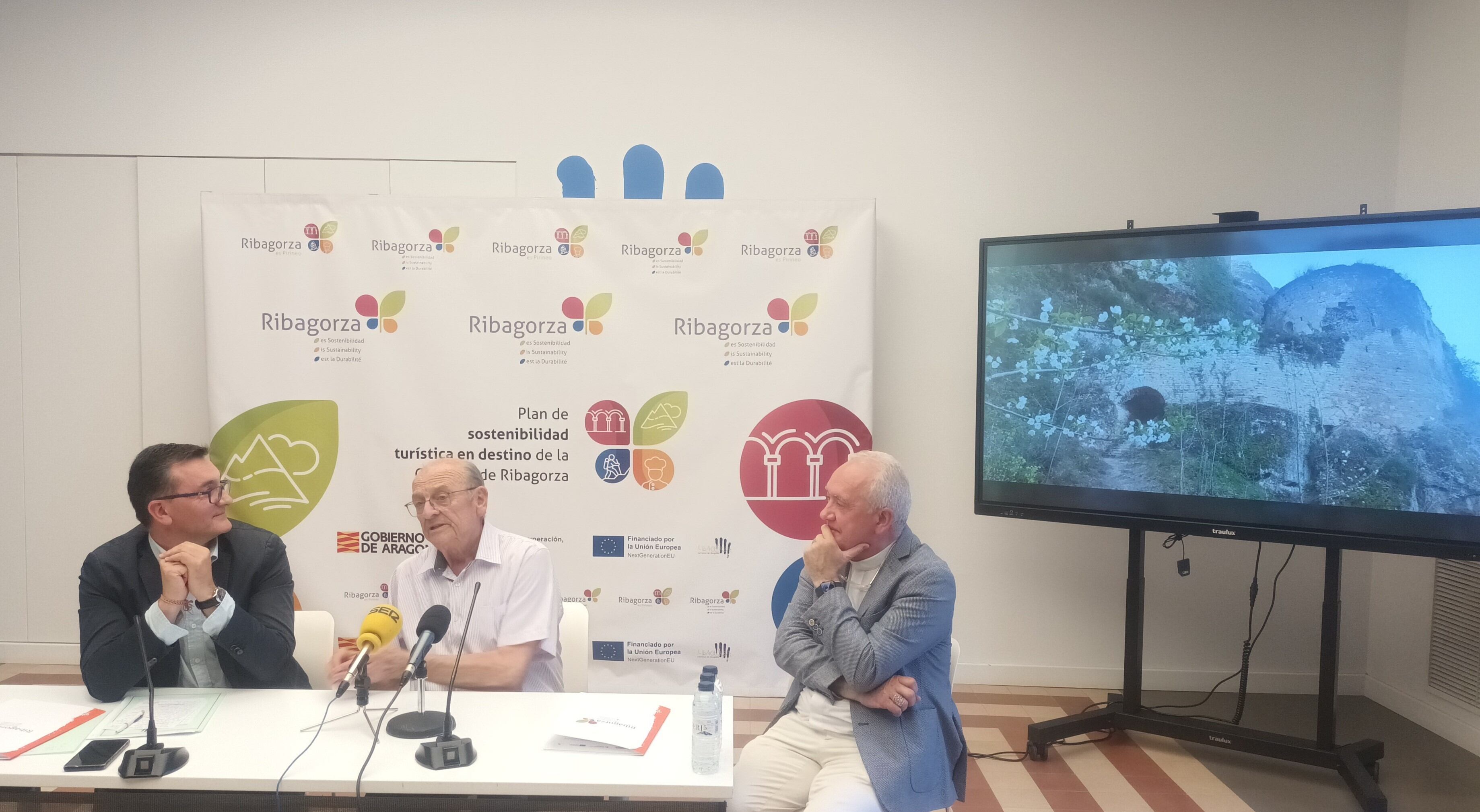 Roque Vicente, Ángel Noguero y Ángel Pérez durante la firma del convenio