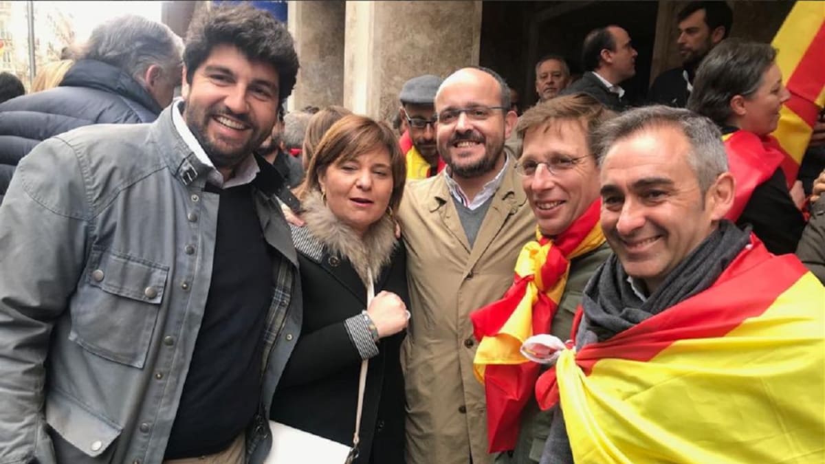 Unos 1.500 murcianos acuden a la manifestación contra Pedro Sánchez en Madrid