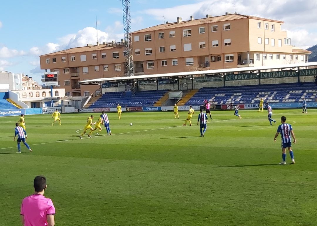Jugada del partido Alcoyano ante el Villarreal "B"