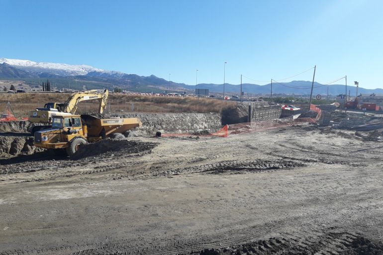 Obras de los nuevos accesos al centro comercial Nevada de Armilla (Granada) junto a las vías del metro