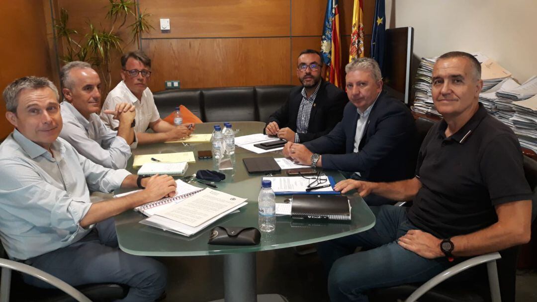 El alcalde de Vila-real, José Benlloch, reunido con el director general de Deportes, Josep Miquel Moya, en la primera comisión mixta de la legislatura.