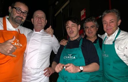 De izquierda a derecha: el cocinero David de Jorge (Robin Food); Miguel López, de la Pequeña Taberna (Murcia); el humorista Juan Carlos Ortega: el músico Pepe Begines, y el periodista Sergio Sauca, minutos antes de pisar el escenario del Teatro Romea.