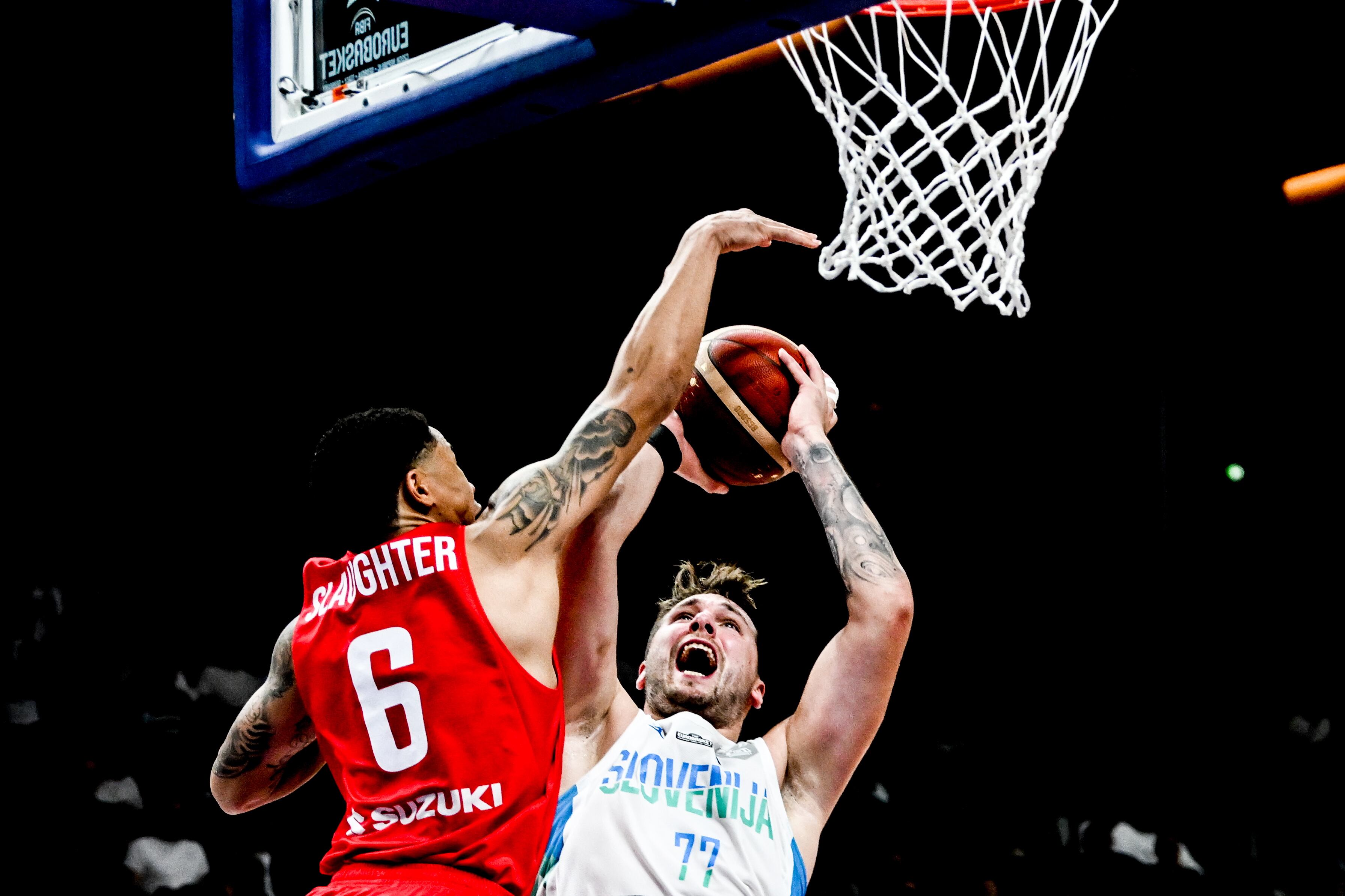 Slaughter, de Polonia, frente a Luka Doncic, en los cuartos de final del Eurobasket. (Baloncesto, Alemania, Polonia, Eslovenia) EFE/EPA/FILIP SINGER