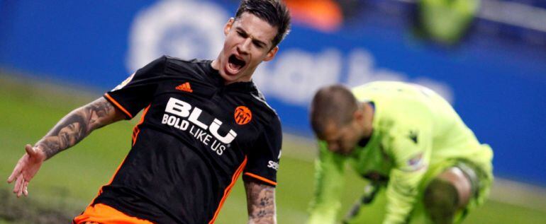 El portero del Deportivo Rubén Martínez junto al delantero del Valencia Santi Mina, tras encajar el primer gol