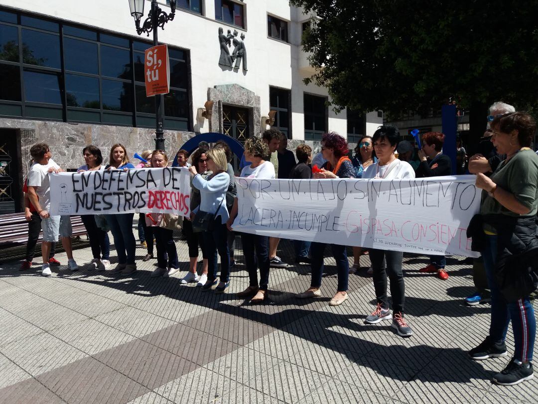 Concentración de los trabajadores de la empresa LACERA a las puertas del edificio del SESPA en Oviedo