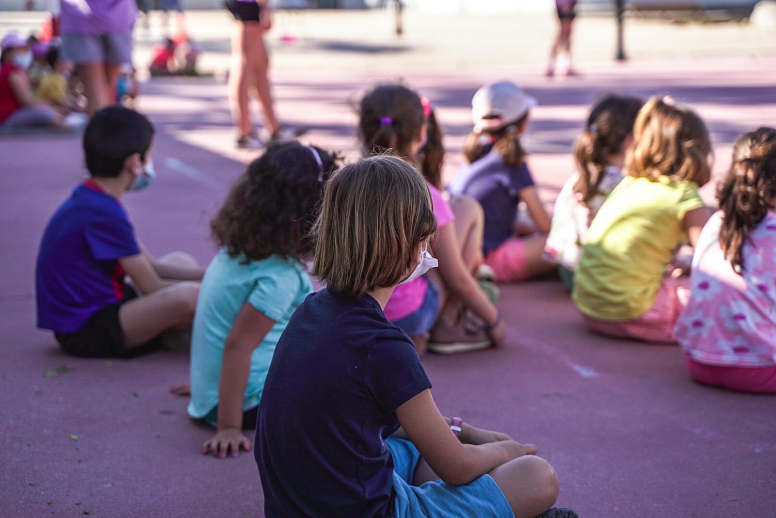 Se puede escoger entre el campamento urbano, musical, multiaventura en Asturias y de montaña en Burgos, teniendo descuento las familias numerosas y monoparentales y una cuota cero las familias vulnerables