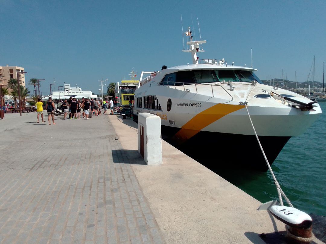 Pasajeros embarcando en el puerto de Ibiza