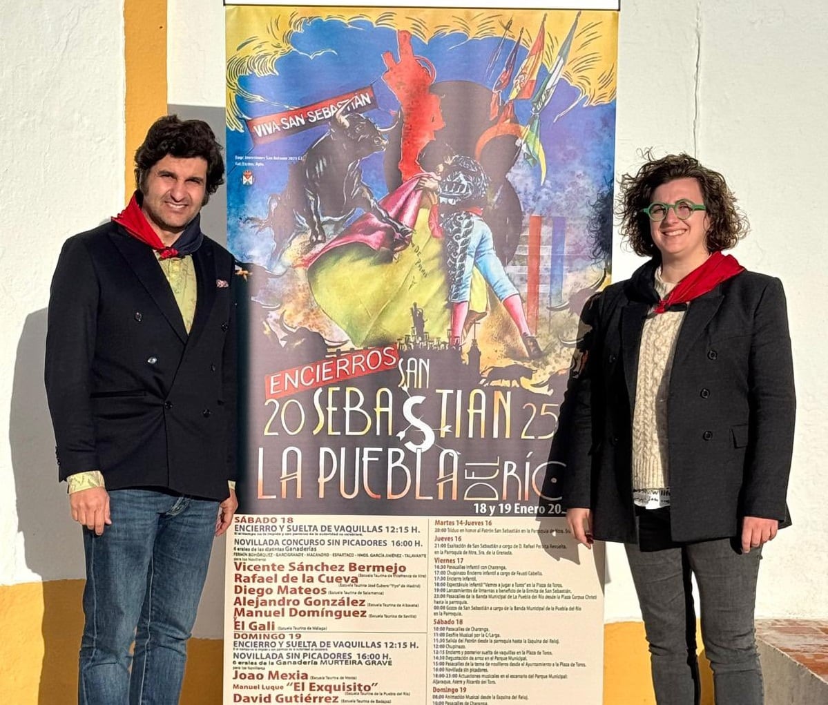 Morante de la Puebla y la alcaldesa, Lola Prósper, junto al cartel de las fiestas de San Sebastián 2025