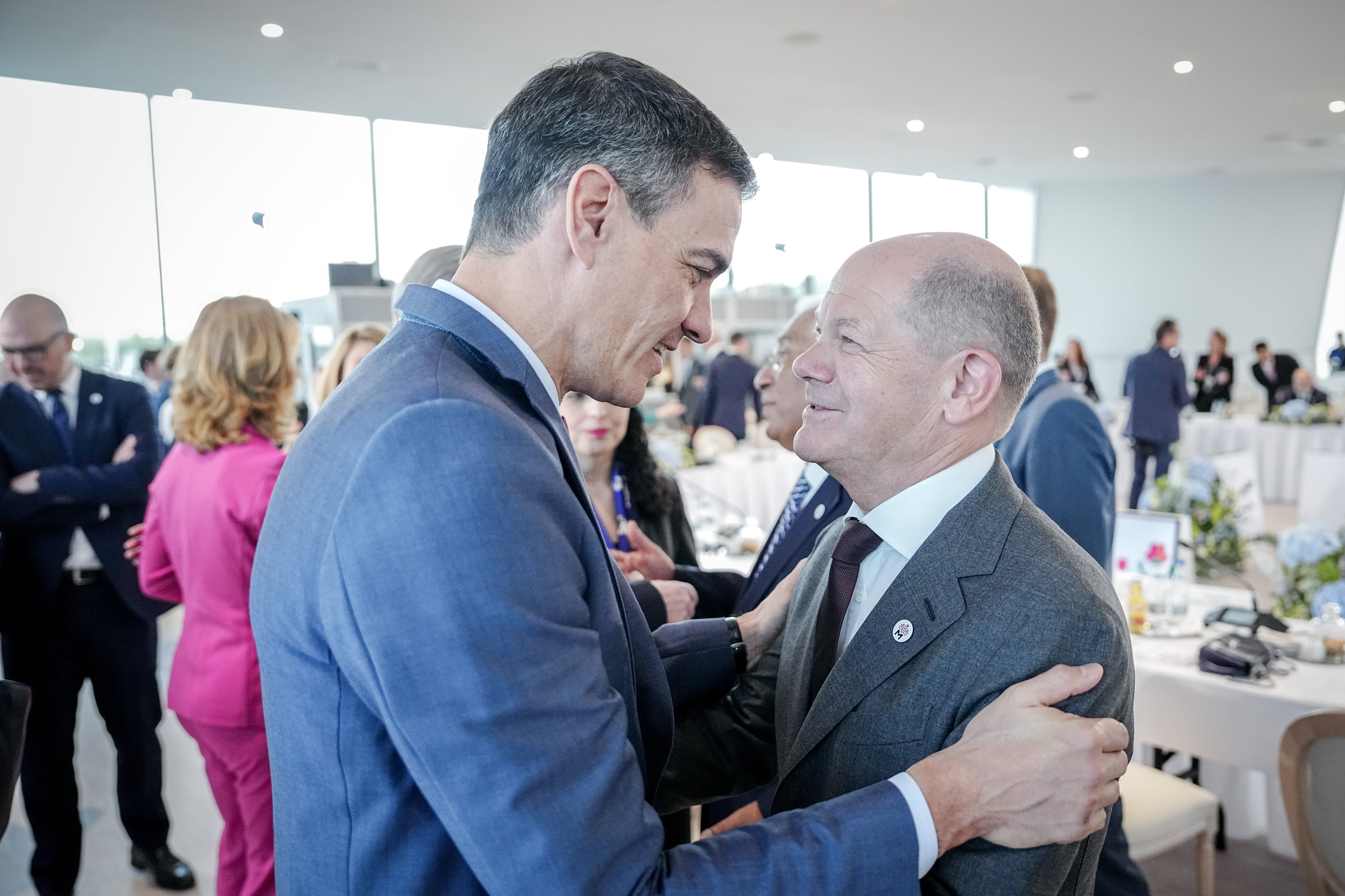 Pedro Sánchez saluda a al primer ministro alemán Olaf Scholz en la reunión de líderes europeos de Moldova.