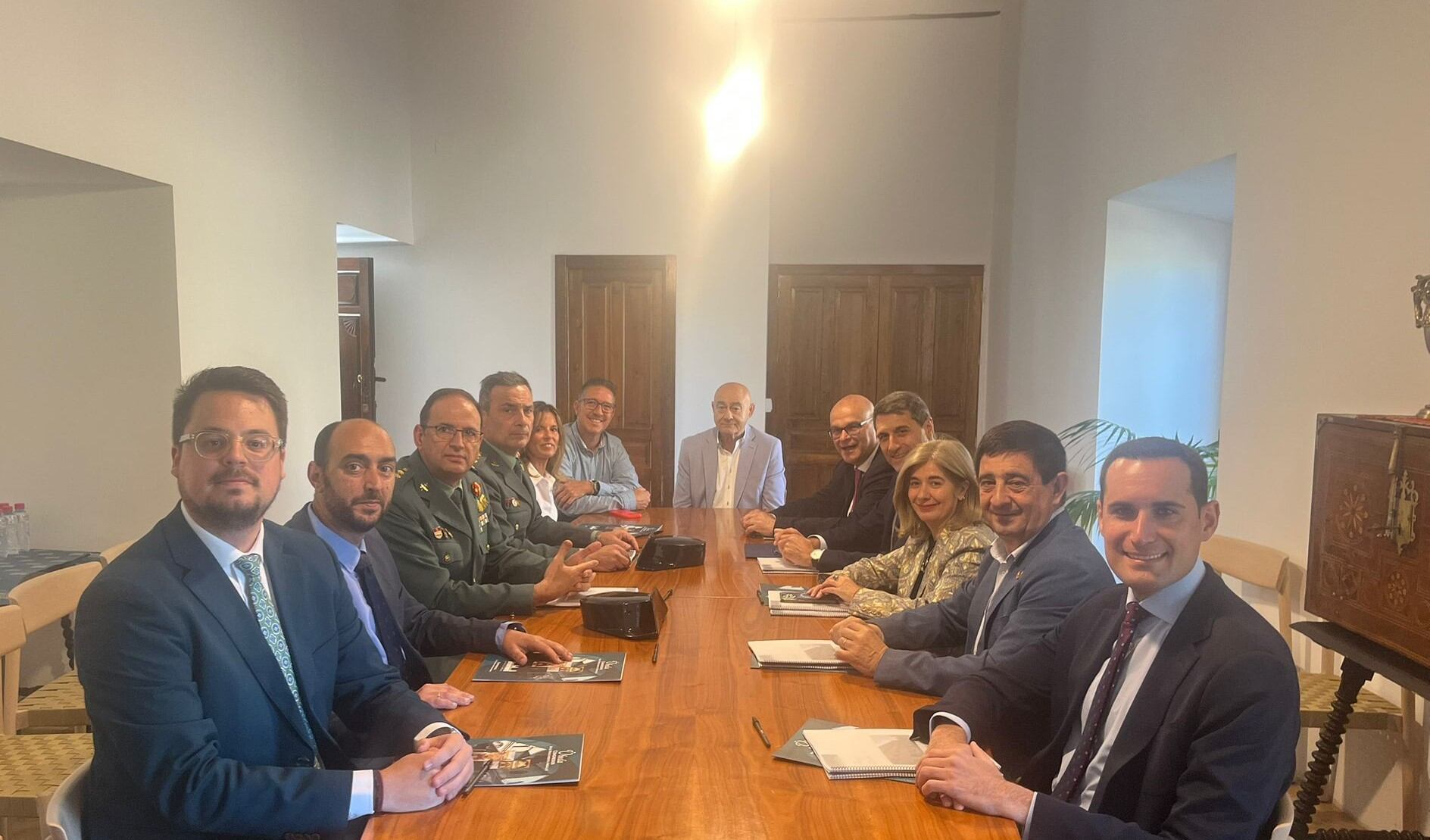 Reunión de autoridades en el Ayuntamiento de Úbeda.