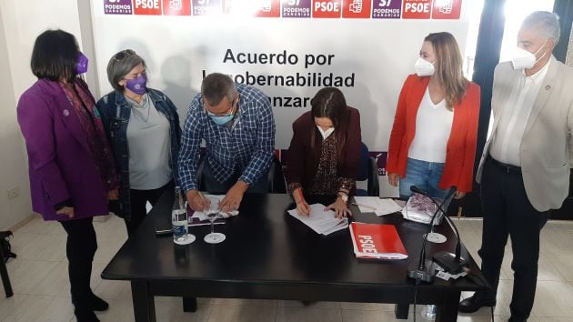 César Merino (Podemos) Nira Fierro (PSOE) firmando el acuerdo de gobierno.