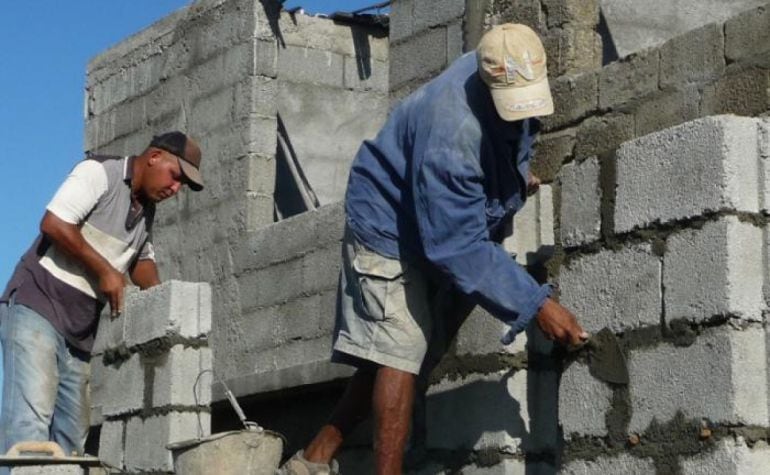 Varios trabajadores en una obra. 