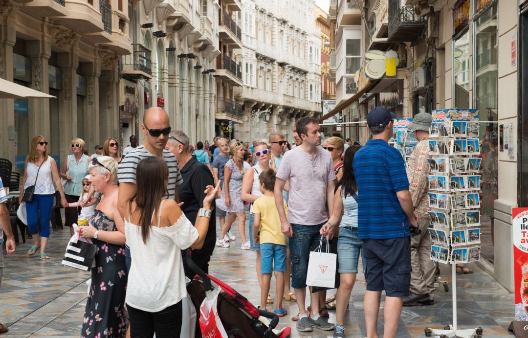 Turistas en la Calle Mayor de Cartagena