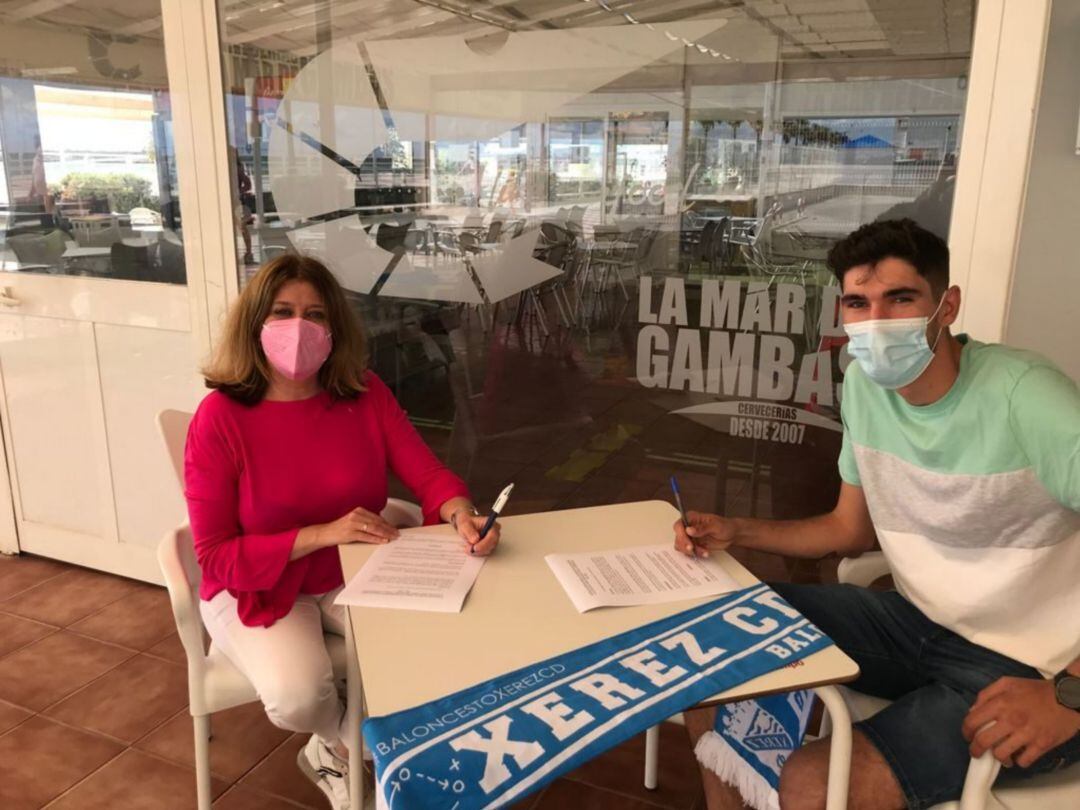 Antonia Beltrán junto a Álvaro Corzo