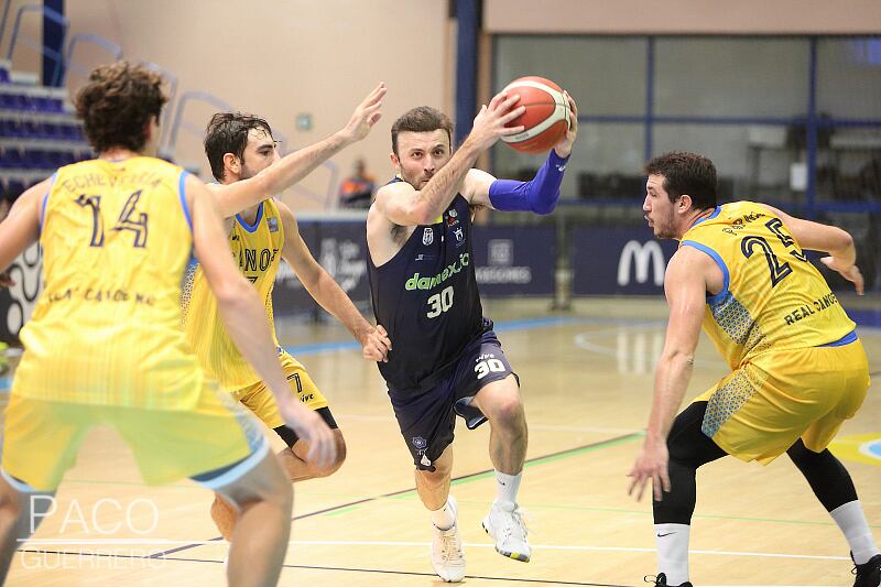 Miki Ortega frente a Real Canoe