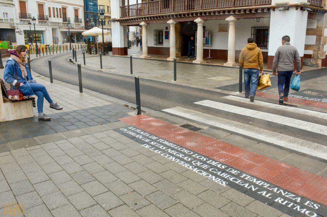 Uno de los pasos de peatones decorados con las frases de García Pavón