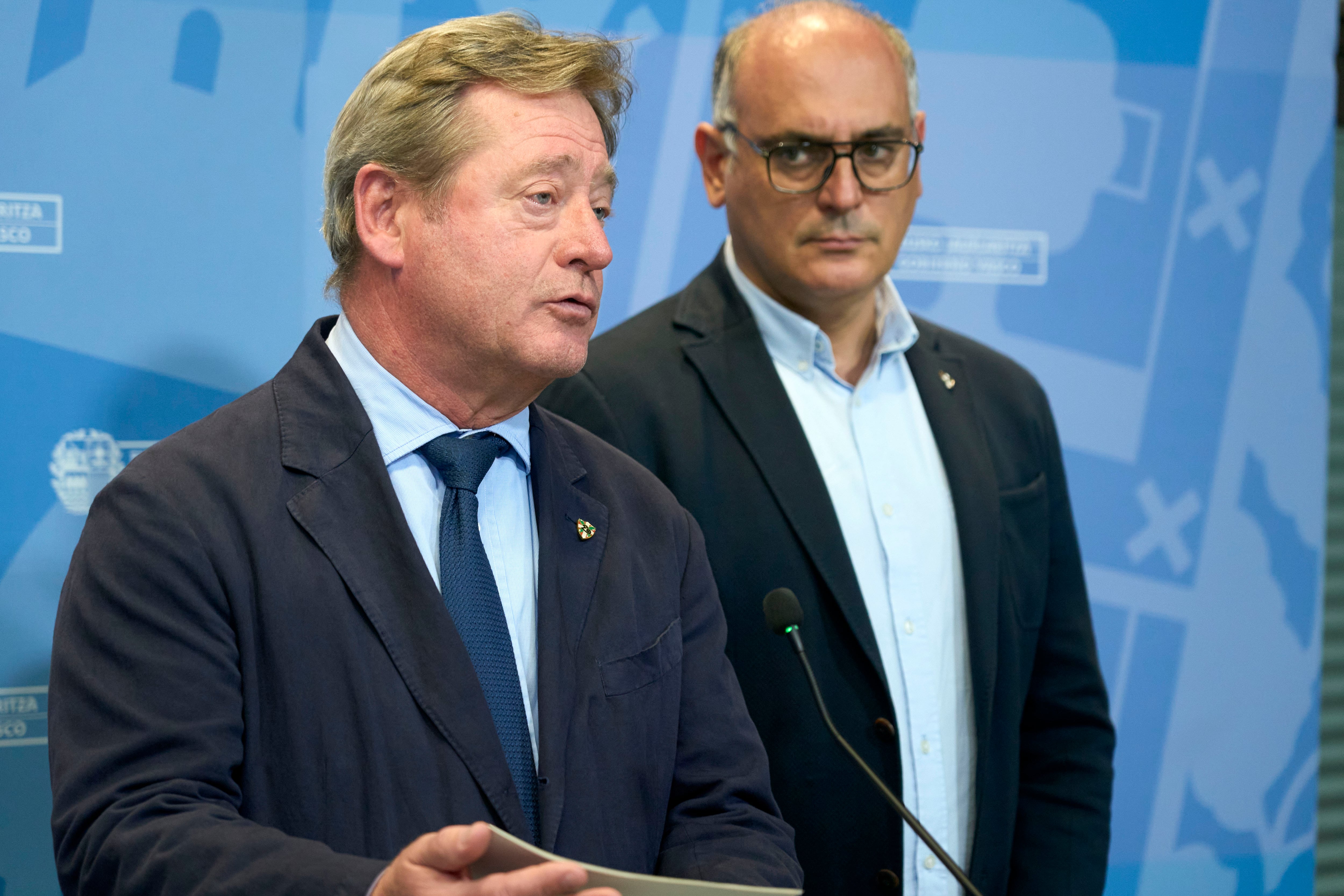 GRAFCAV5173. VITORIA, 13/10/2025.-El consejero de Seguridad, Bingen Zupiria, (i) junto a Ricardo Ituarte, viceconsejero del departamento han reconocido que el dispositivo de la Ertzaintza ayer en Vitoria con motivo de una concentración de Falange Española no fue suficiente para impedir los altercados violentos posteriores: &quot;Es evidente que ayer no logramos garantizar la seguridad en las calles de Vitoria&quot;.. EFE / L. Rico
