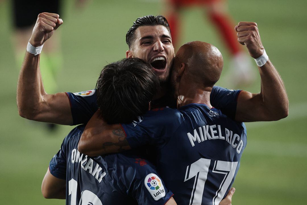 Jugadores del Huesca celebran el ascenso