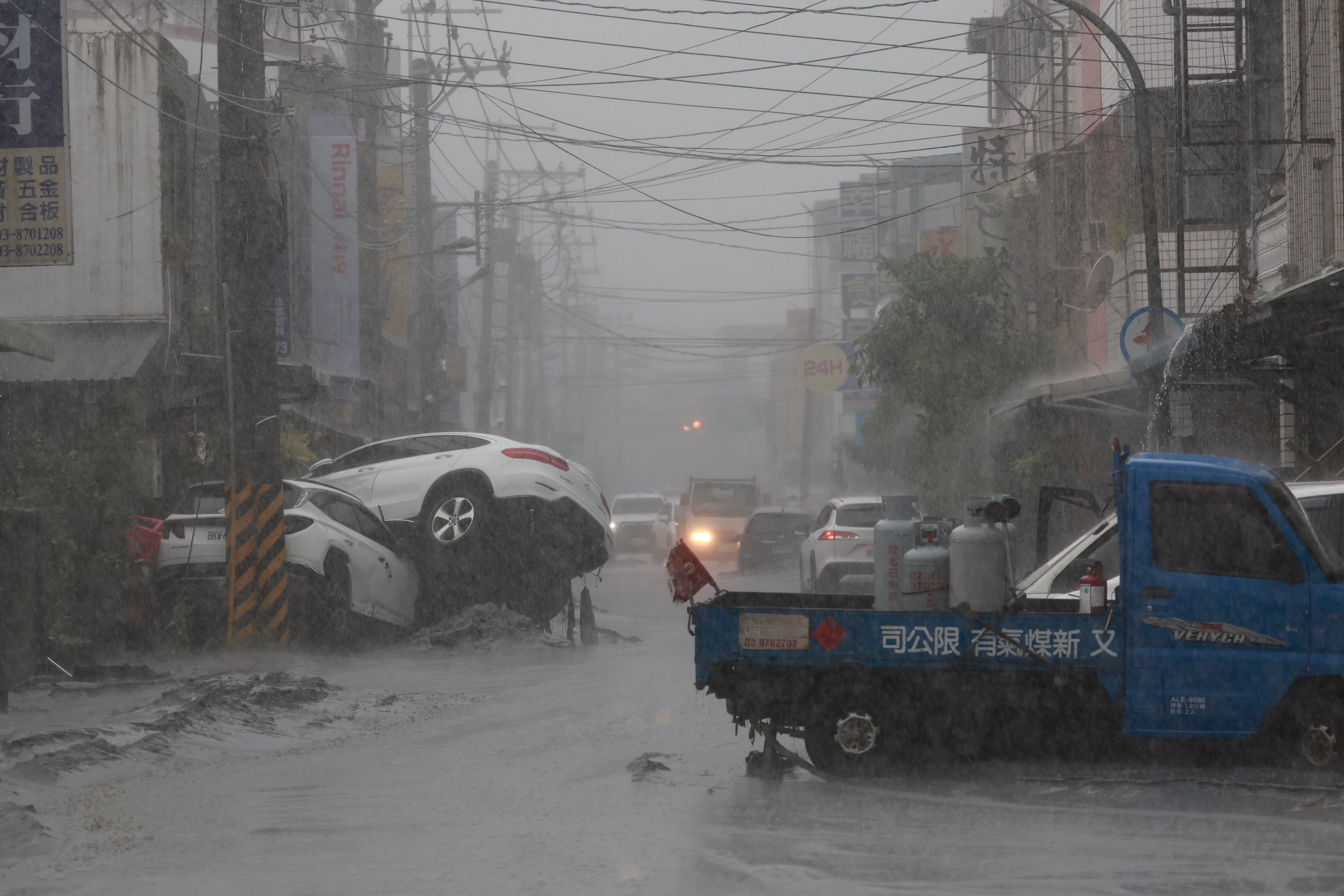 Vista de una de las carreteras afectadas por el tifón Ragasa a su paso por Taiwán