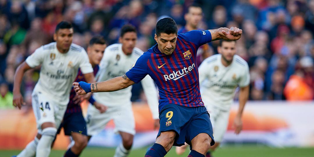 Luis Suárez remata a puerta durante un Clásico ante el Real Madrid