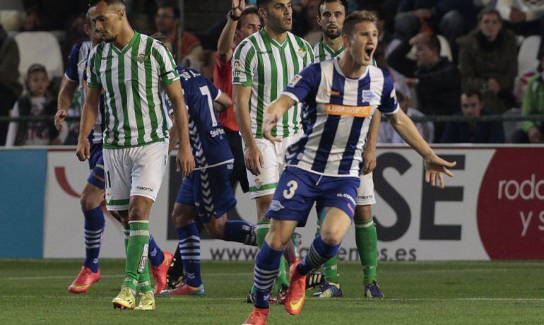 Raúl García celebra un gol en el partido disputado en el Benito Villamarín