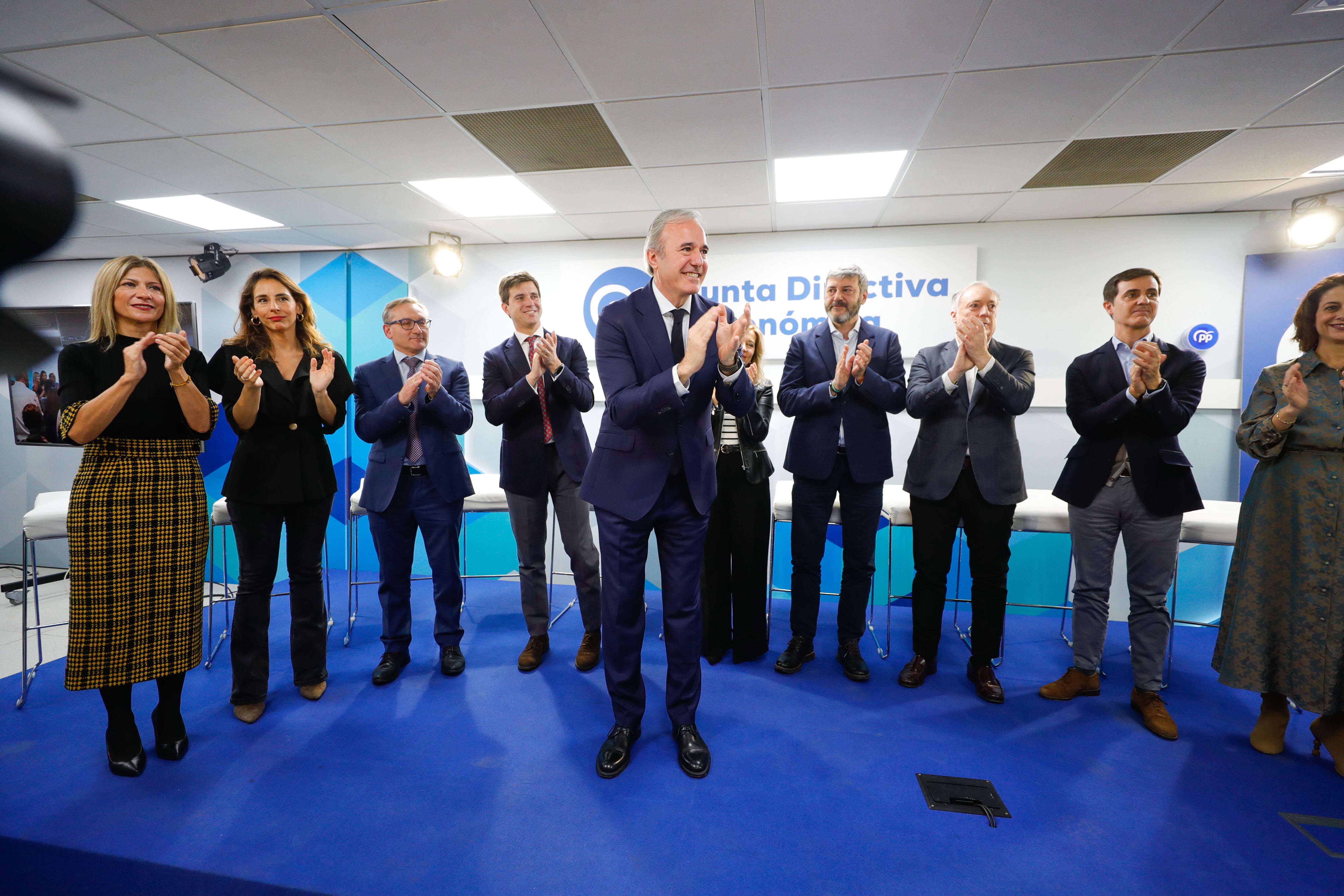 ZARAGOZA, 16/12/2022.- El presidente del PP aragonés y alcalde de Zaragoza, Jorge Azcón, anuncia este viernes en Zaragoza en el Comité de Dirección regional (cuyos miembros aplauden detrás) que disputará la presidencia del Gobierno de Aragón al socialista Javier Lambán en las próximas elecciones autonómicas, algo que ya avanzó el líder de los populares, Alberto Ñúnez Feijóo, al indicar que será una mujer la candidata a la Alcaldía de la capital aragonesa. EFE/Javier Cebollada
