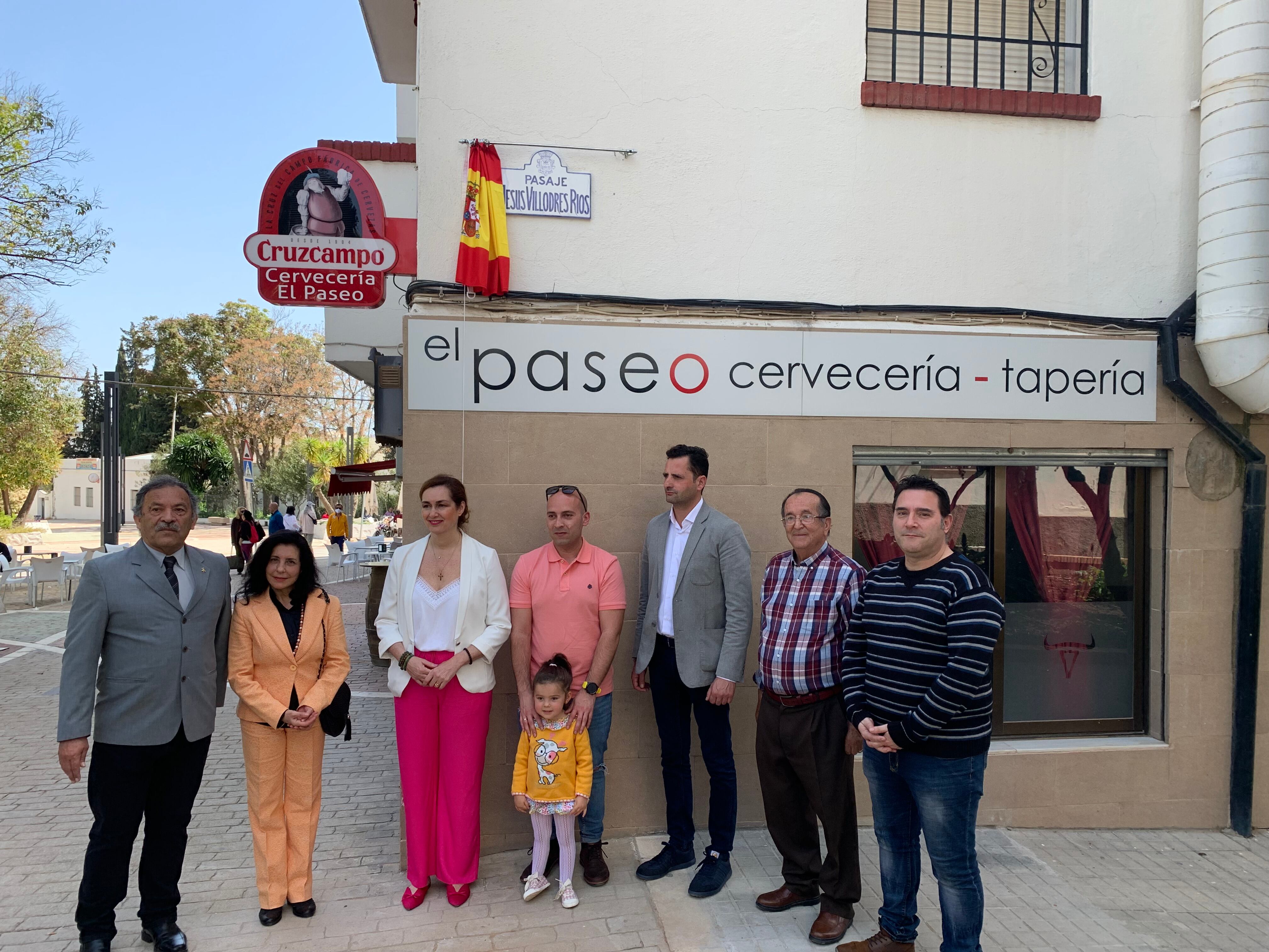 Amigos, familiares y representantes municipales y de la asociación, durante el homenaje