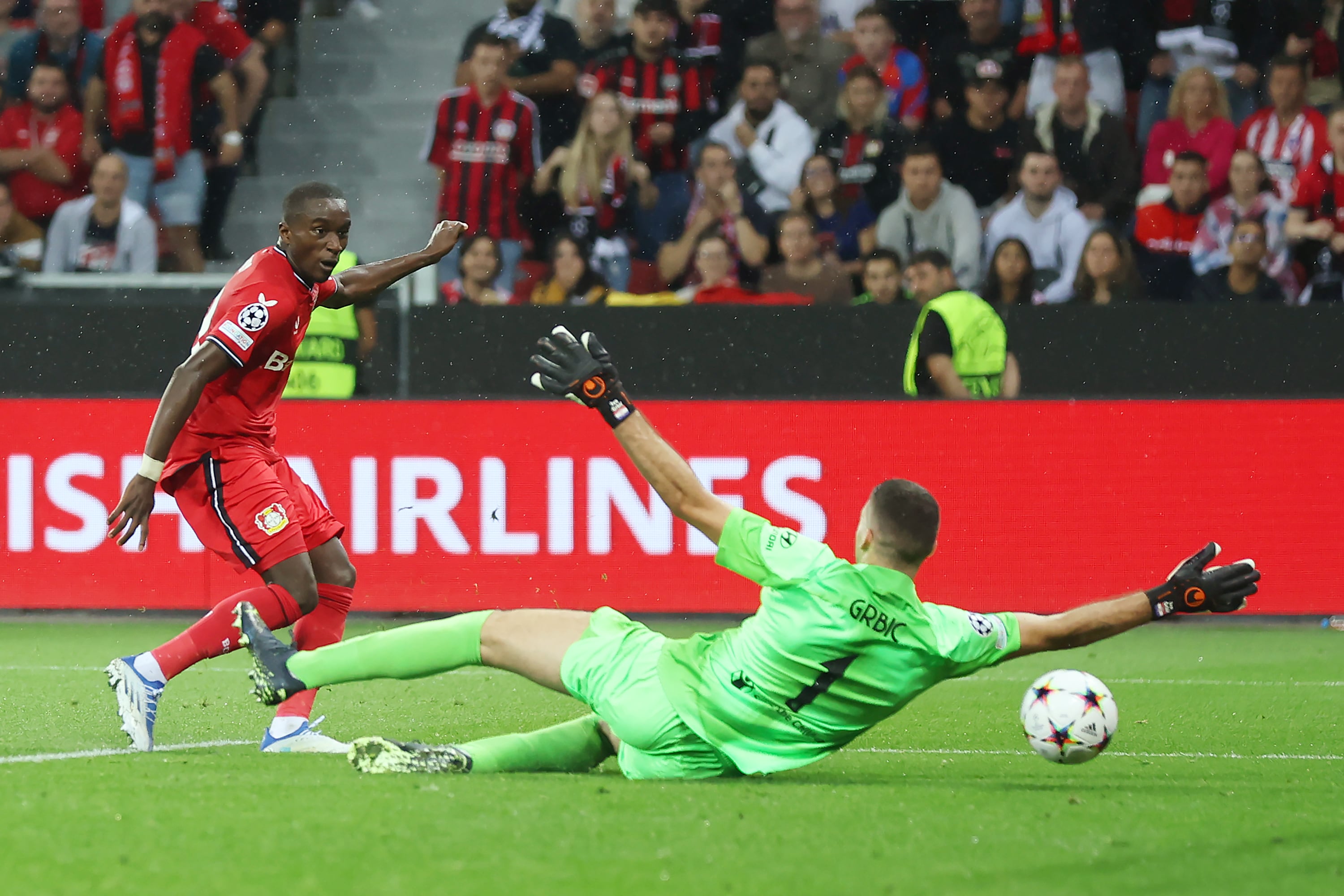 Diaby anota ante Grbic uno de los tantos del Bayer Leverkusen.