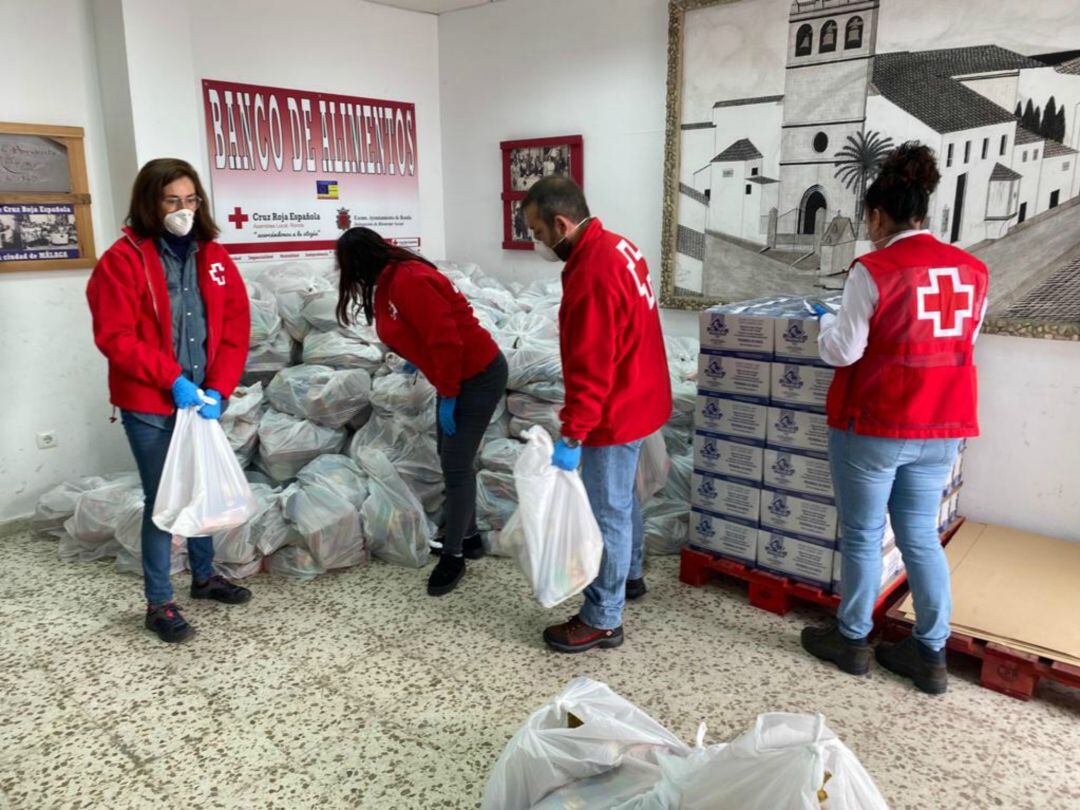 El reparto se está llevando a cabo en el almacén de Cruz Roja, ubicado en el barriada de Padre Jesús