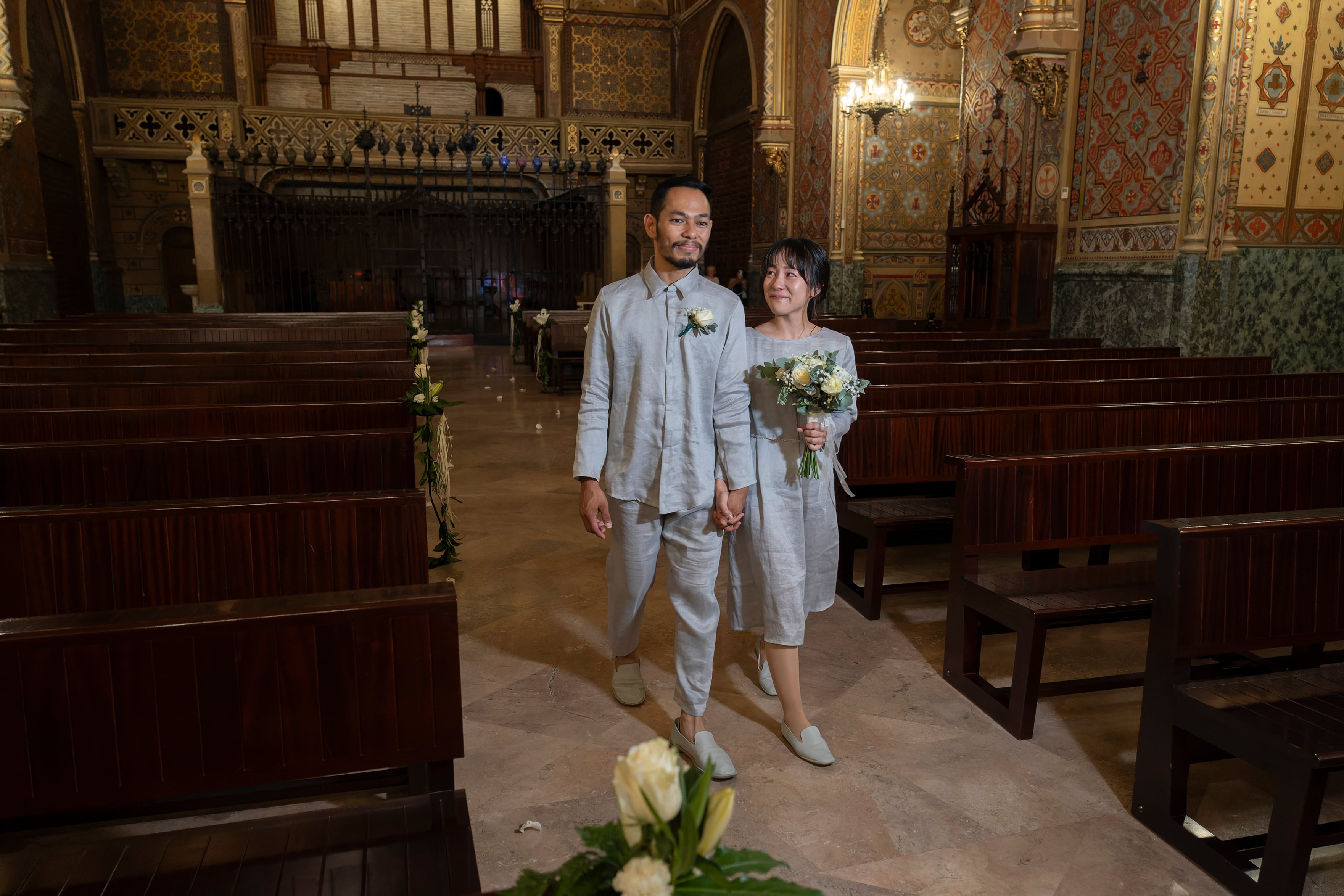 TERUEL, 21/07/2023.- Cuando Julius y Cathalina, una pareja residente en la ciudad japonesa de Yokohama, decidieron casarse, tenían algo muy claro: lo harían en la ciudad de Teruel, adonde han viajado ex profeso para contraer matrimonio cerca del Mausoleo de Diego e Isabel, los Amantes de Teruel.EFE/ Antonio Garcia
