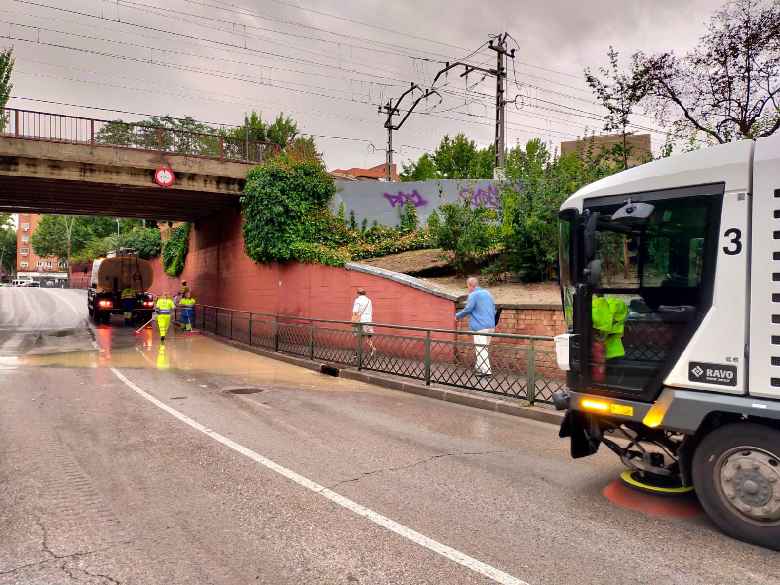 Operarios trabajando en el puente de la Calle Málaga de Fuenlabrada.