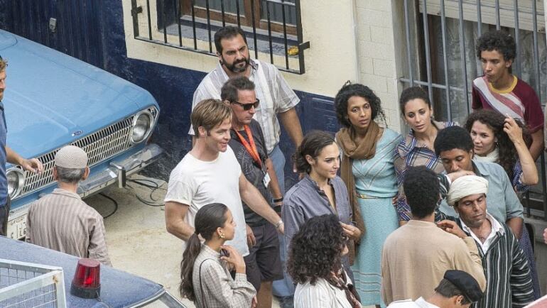 Gal Gadot (de gris) y Chris Pine (con camiseta blanca), rodando ayer en la calle Cruces Bajas de la capital.