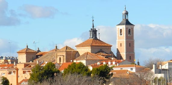 Al fondo torre de la Iglesia de Nuestra Señora de la Asunción en Valdemoro.