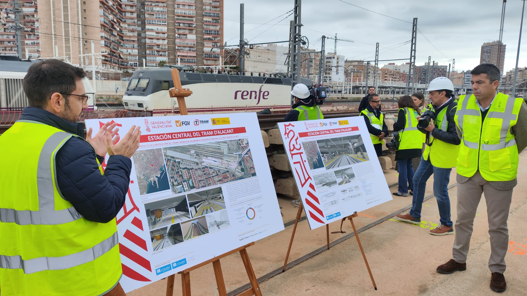 El president de la Generalitat, Carlos Mazón, atiende las explicaciones de los técnicos sobre las obras de la estación central del TRAM