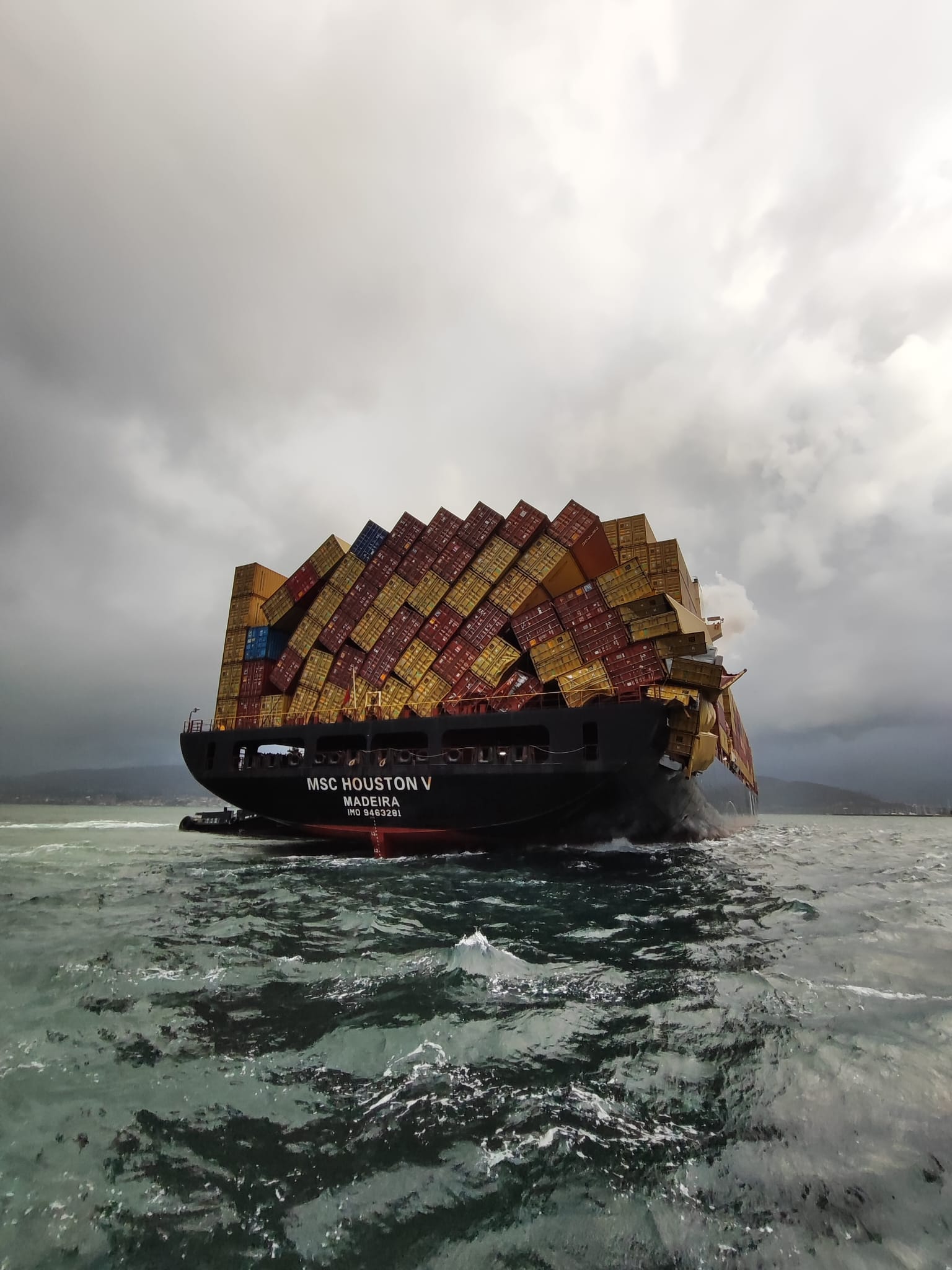 Imagen del buque MSC Houston V, que sufrió un corrimiento de carga debido a una borrasca y tuvo que refugiarse en la ría de Vigo el pasado 20 de marzo