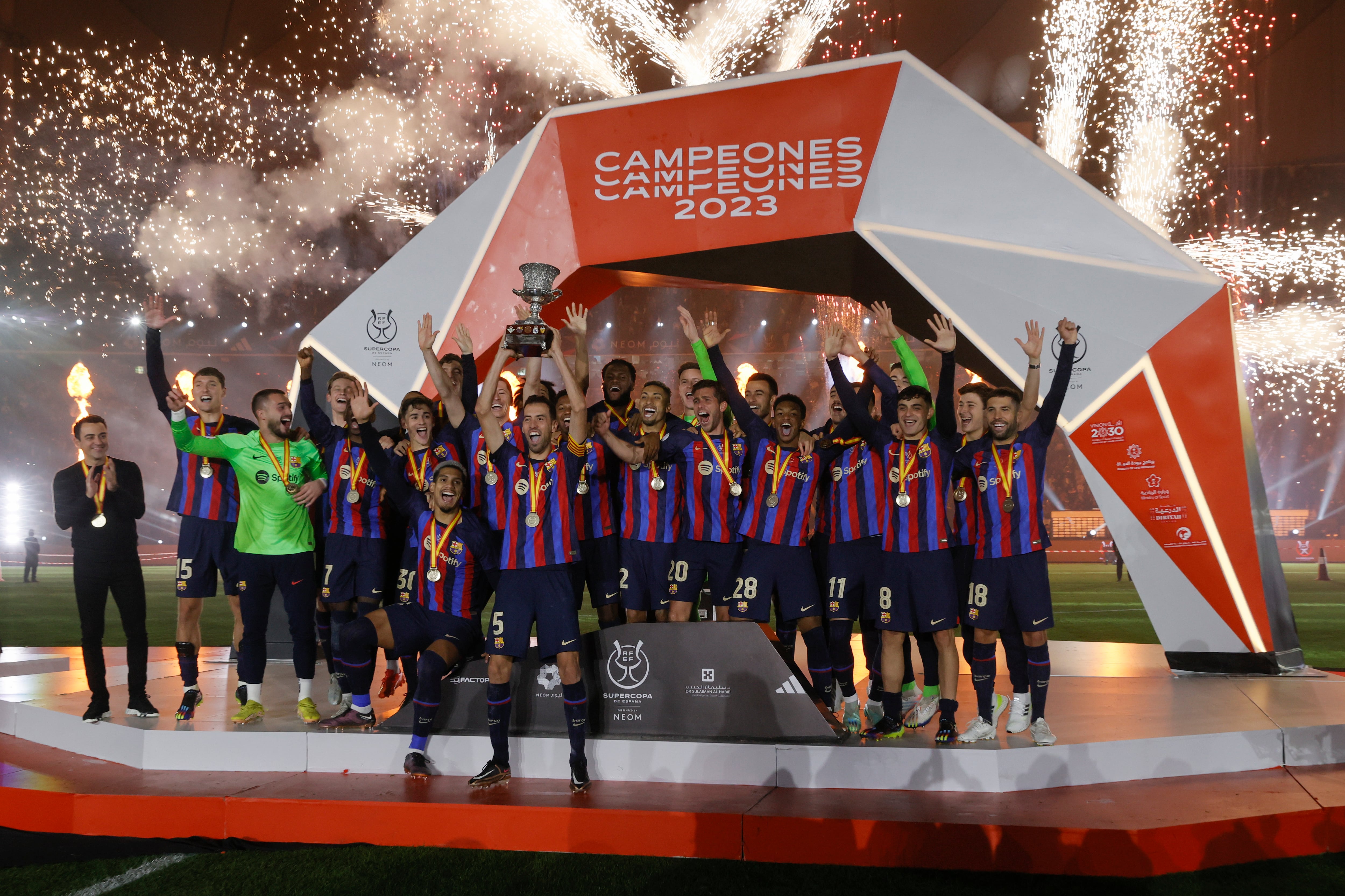 Los jugadores del FC Barcelona celebran con el trofeo la victoria tras la final de la Supercopa de España (1-3)