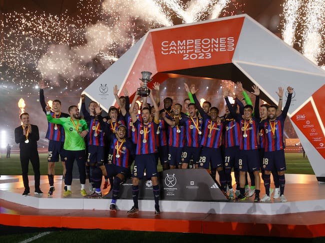 RIAD (ARABIA SAUDÍ), 15/01/2023.- Los jugadores del FC Barcelona celebran con el trofeo la victoria tras la final de la Supercopa de España 2023 que Real Madrid y FC Barcelona jugaron este domingo en el estadio internacional Rey Fahd de Riad, Arabia Saudí. EFE/ Juan Carlos Cárdenas