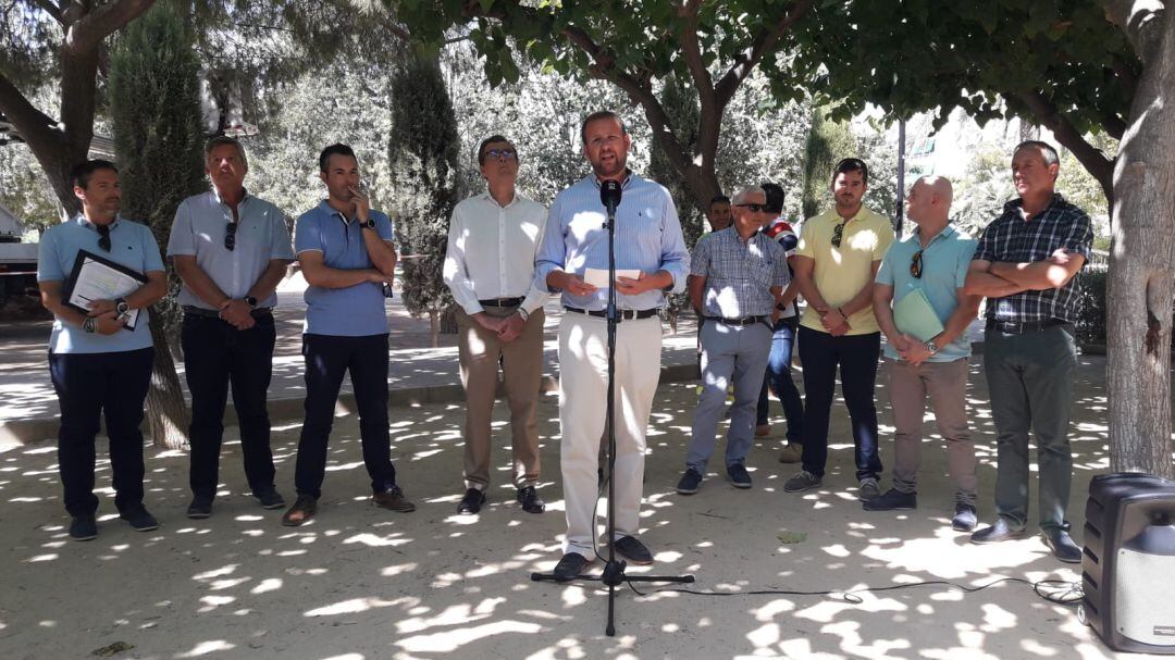 El concejal de Desarrollo Urbano, José Guillén, junto al alcalde de Murcia, José Ballesta, durante la presentación del Plan Especial de Verano de Parques y Jardines