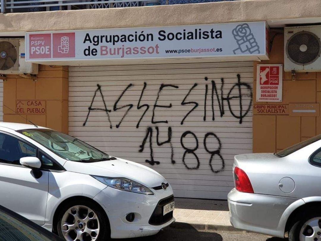 Así ha amanecido este domingo la fachada de la agrupación socialista del PSPV en Burjassot