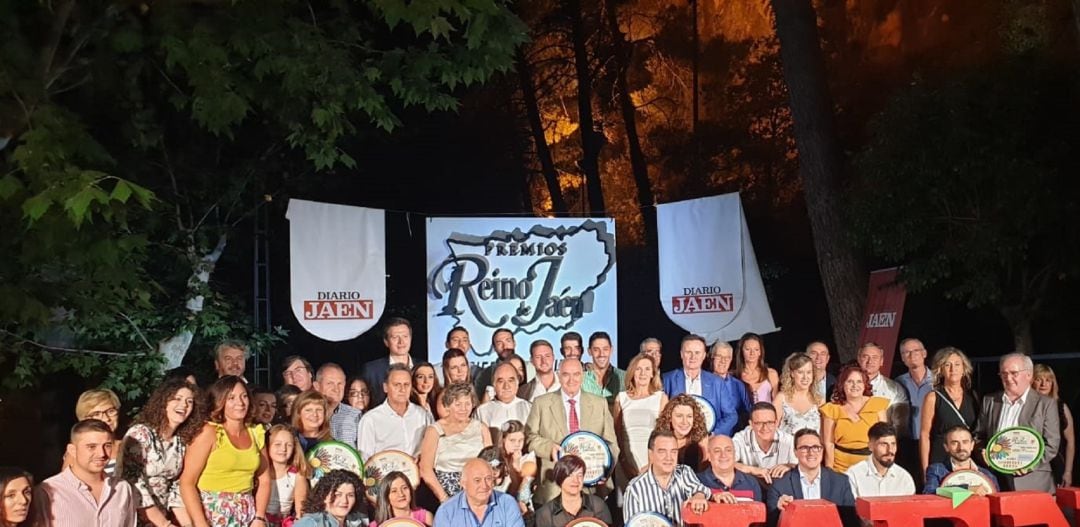 Foto de familia con los premiados y representantes de los ayuntamientos de Sierra Mágina