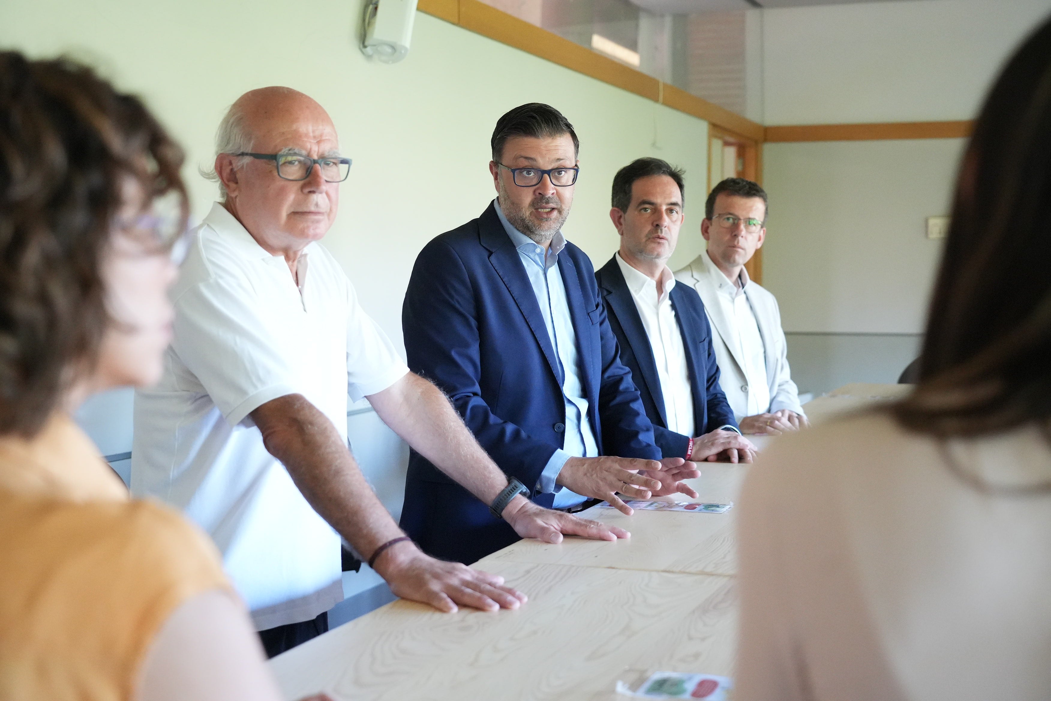 Martínez Vizcaíno (i) y Amador Pastor (c) durante la visita al Centro de Estudios Socio Sanitarios de Cuenca