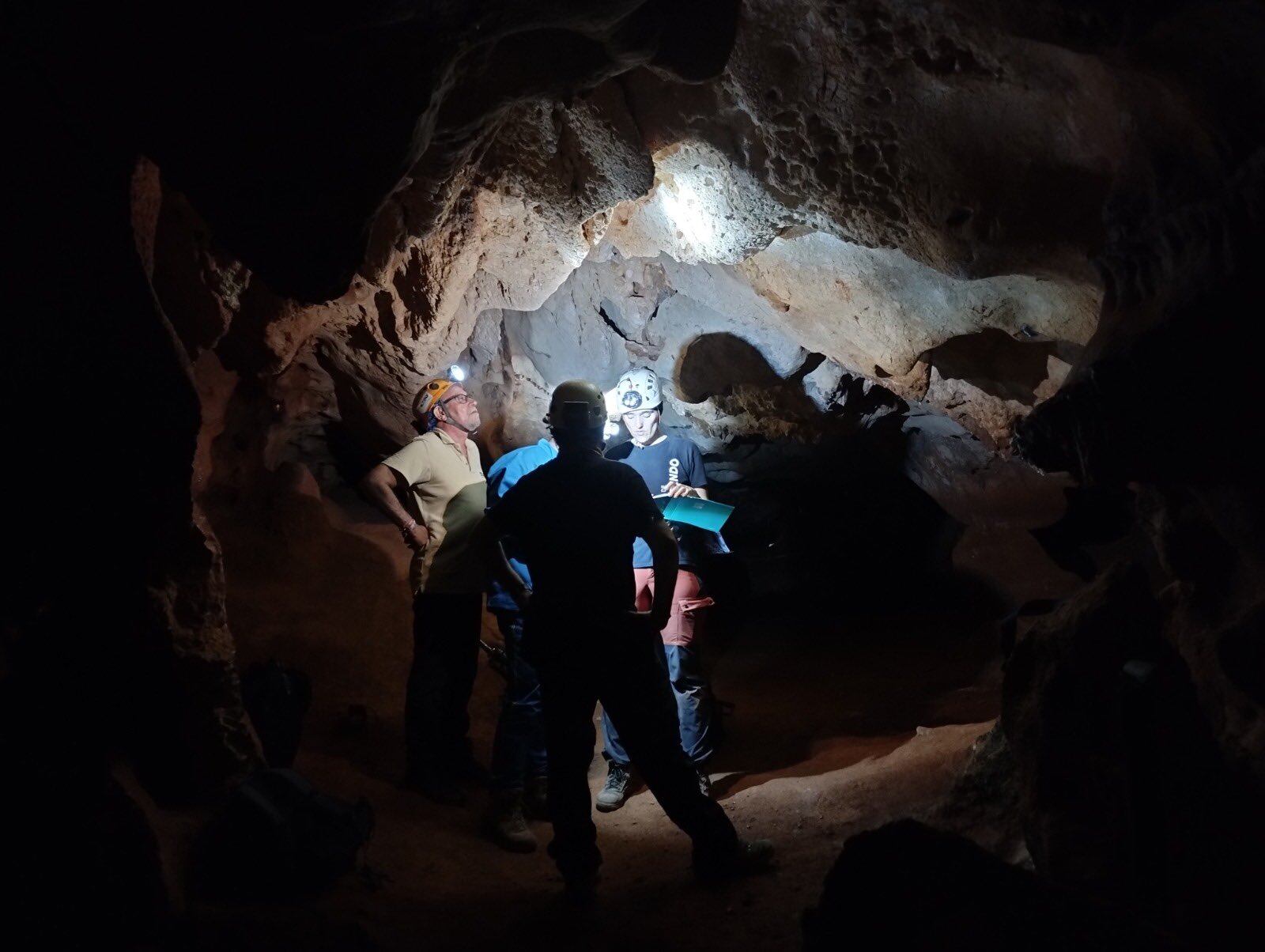 Un equipo internacional realiza nuevos muestreos cronológicos en las cuevas prehistóricas de Rincón de la Victoria
