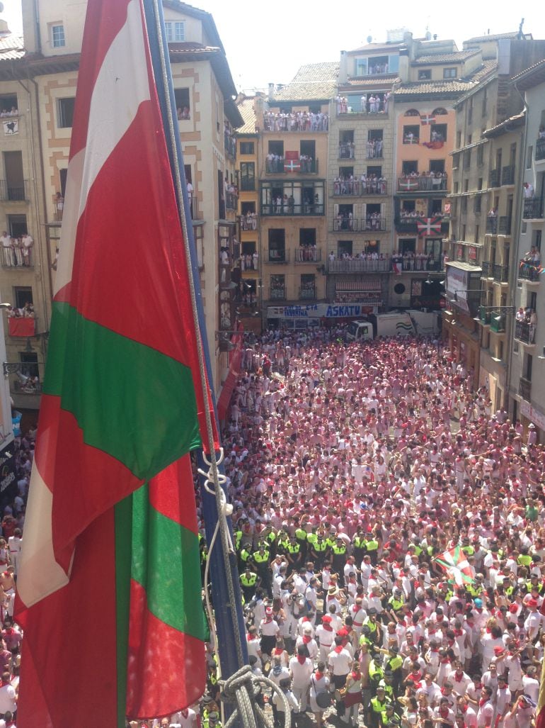 Ikurriña ondeando en el Ayuntamiento de Pamplona en los pasados sanfermines